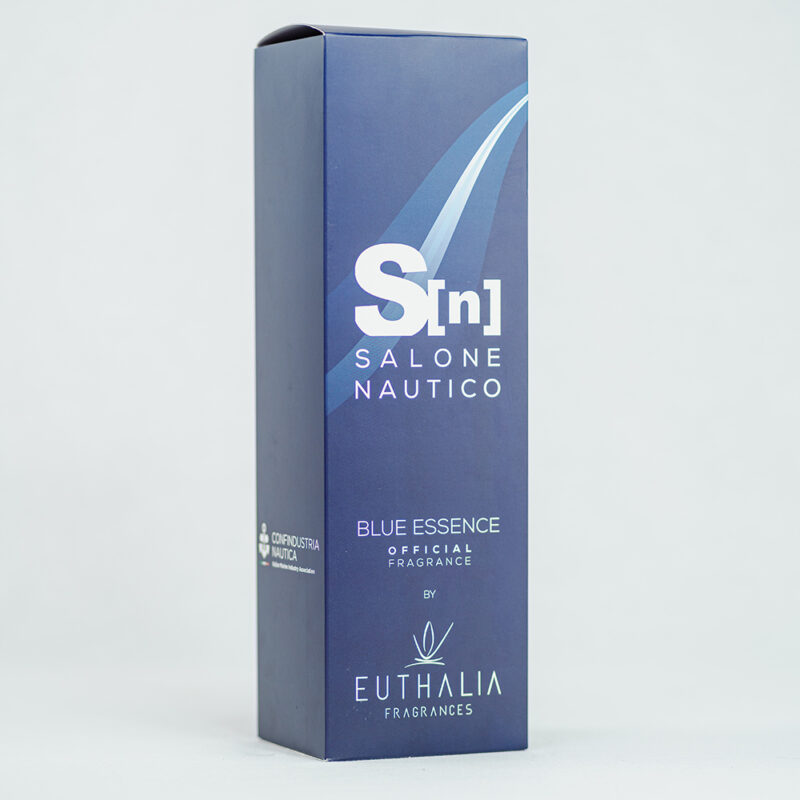 Packaging della fragranza ufficiale Salone Nautico, Blue Essence, di Euthalia Fragrances. Design moderno con tonalità blu navy e logo del Salone Nautico, ideale per rappresentare un'essenza ispirata al mare e alla nautica. Perfetta per ambienti eleganti e sofisticati.