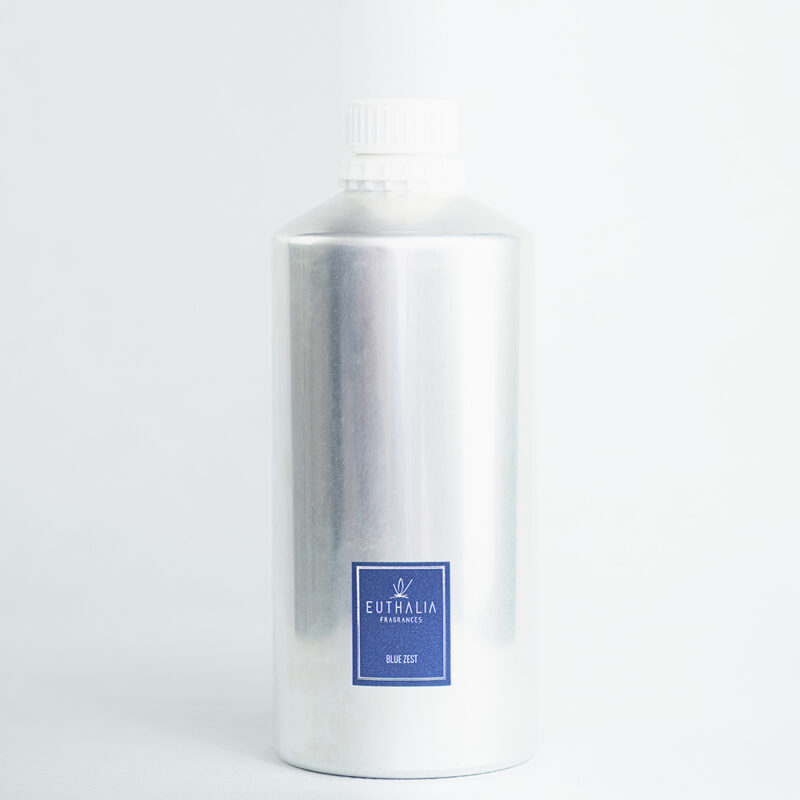 Fragranza Blue Zest: Refill da 2500ml in bottiglia di alluminio per diffusore di fragranze Euthalia Fragrances. Design essenziale e pratico, perfetto per ricaricare diffusori di ambienti con una fragranza persistente.