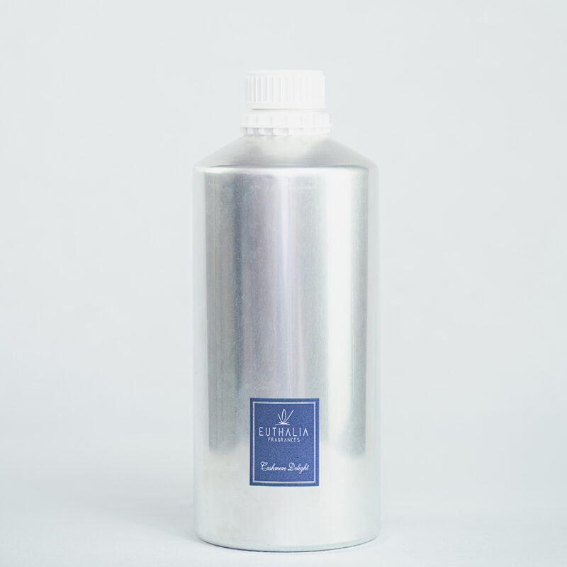 Fragranza Cashmere Delight: Refill da 2500ml in bottiglia di alluminio per diffusore di fragranze Euthalia Fragrances. Design essenziale e pratico, perfetto per ricaricare diffusori di ambienti con una fragranza persistente.