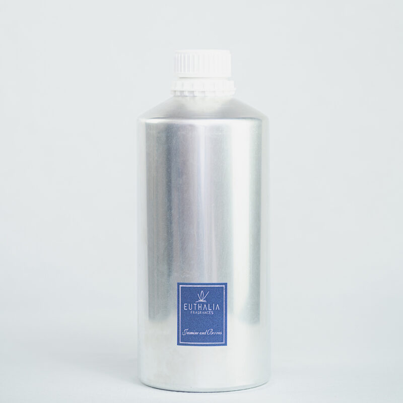 Fragranza Jasmine and Berries: Refill da 2500ml in bottiglia di alluminio per diffusore di fragranze Euthalia Fragrances. Design essenziale e pratico, perfetto per ricaricare diffusori di ambienti con una fragranza persistente.