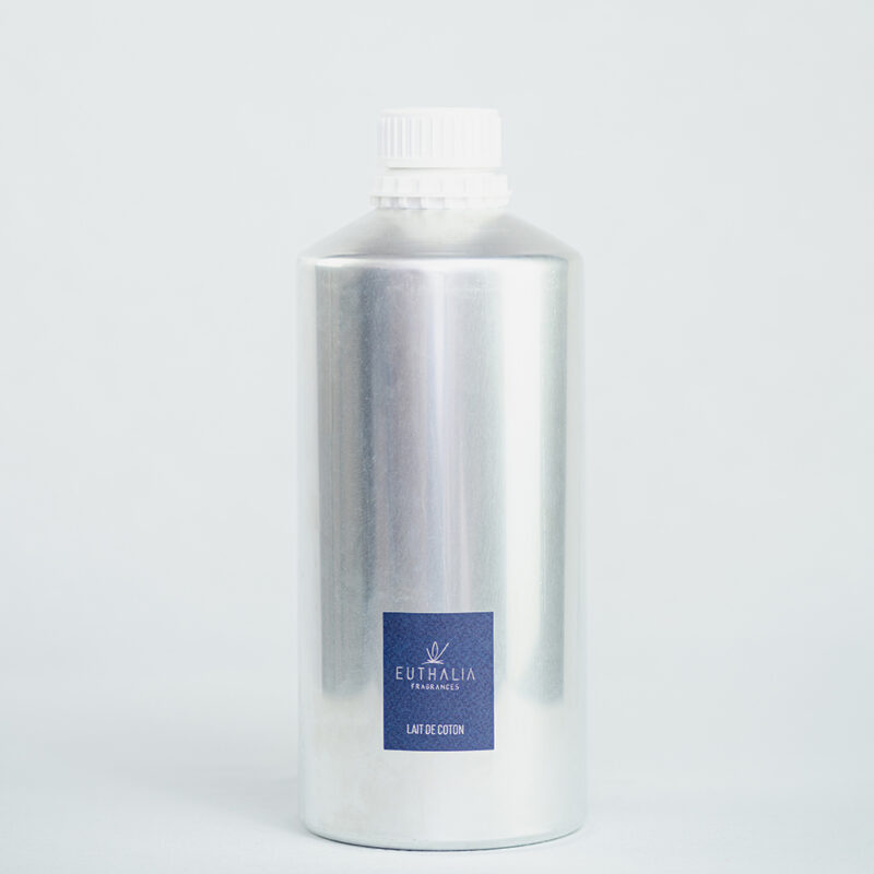 Fragranza Lait de Coton: Refill da 2500ml in bottiglia di alluminio per diffusore di fragranze Euthalia Fragrances. Design essenziale e pratico, perfetto per ricaricare diffusori di ambienti con una fragranza persistente.