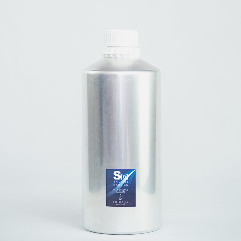 Fragranza Salone Nautico - Blue Essence: Refill da 2500ml in bottiglia di alluminio per diffusore di fragranze Euthalia Fragrances. Design essenziale e pratico, perfetto per ricaricare diffusori di ambienti con una fragranza persistente.