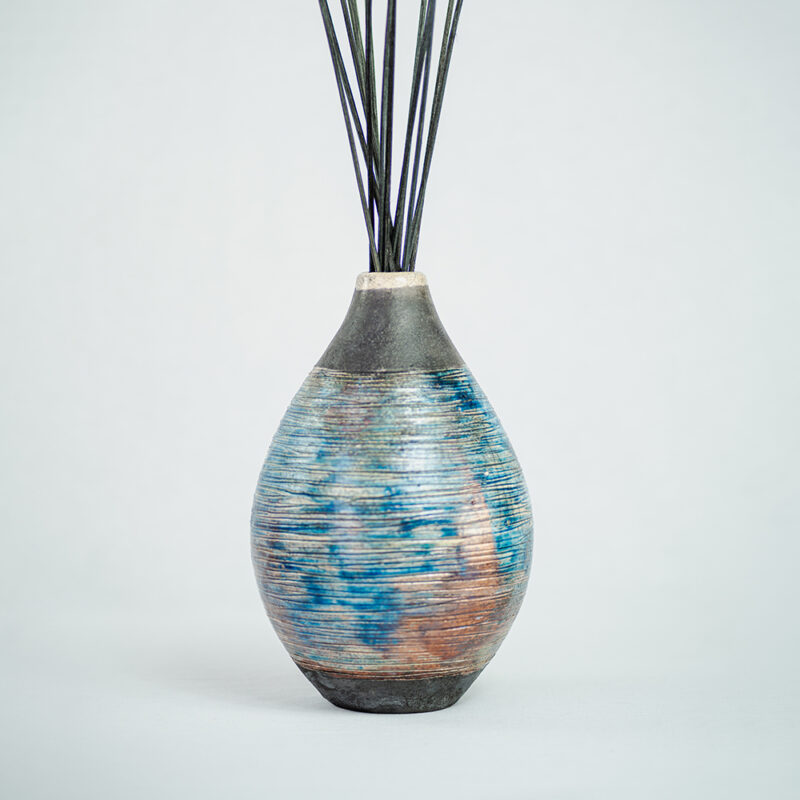 Vaso in ceramica Raku della collezione Euthalia Fragrances, dal design elegante e artigianale. Vaso caratterizzato dalla tradizionale tecnica di lavorazione giapponese Raku, perfetto per arricchire ambienti con raffinatezza. Ideale come diffusore di fragranze o complemento d'arredo. Patagonia.