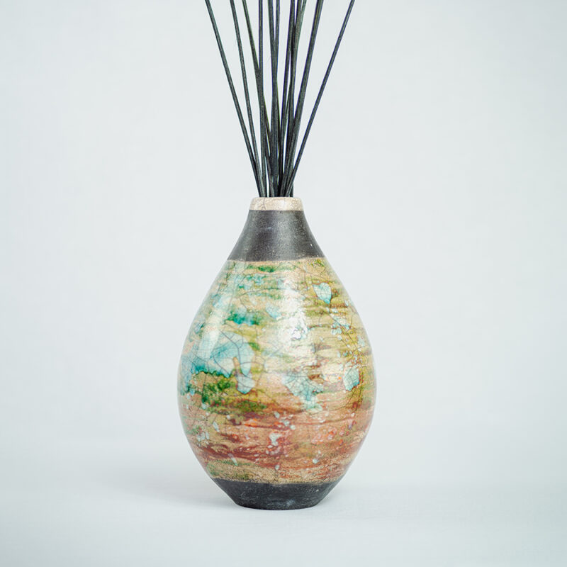 Vaso in ceramica Raku della collezione Euthalia Fragrances, dal design elegante e artigianale. Vaso caratterizzato dalla tradizionale tecnica di lavorazione giapponese Raku, perfetto per arricchire ambienti con raffinatezza. Ideale come diffusore di fragranze o complemento d'arredo. Serengeti.