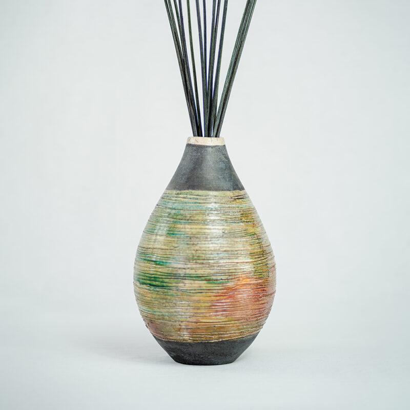 Vaso in ceramica Raku della collezione Euthalia Fragrances, dal design elegante e artigianale. Vaso caratterizzato dalla tradizionale tecnica di lavorazione giapponese Raku, perfetto per arricchire ambienti con raffinatezza. Ideale come diffusore di fragranze o complemento d'arredo. Serengeti.