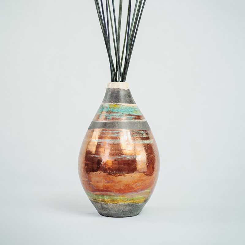 Vaso in ceramica Raku della collezione Euthalia Fragrances, dal design elegante e artigianale. Vaso caratterizzato dalla tradizionale tecnica di lavorazione giapponese Raku, perfetto per arricchire ambienti con raffinatezza. Ideale come diffusore di fragranze o complemento d'arredo. Uluru.