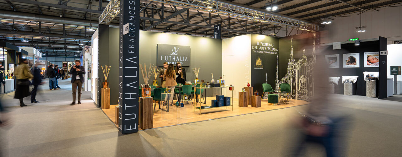 Lo stand di Euthalia Fragrances alla Maison & Objet 2022 si presenta con un design elegante e moderno. Il marchio, specializzato in profumeria d'ambiente di alta qualità, espone in uno spazio ben illuminato e organizzato.