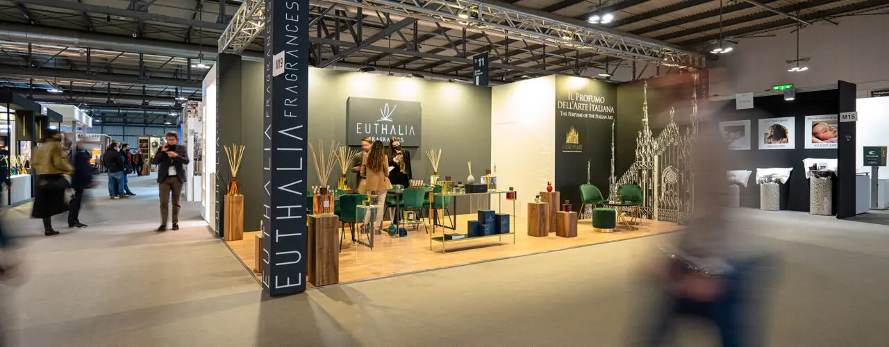 Lo stand di Euthalia Fragrances alla Maison&Objet 2022 si presenta con un design elegante e moderno. Il marchio, specializzato in profumeria d'ambiente di alta qualità, espone in uno spazio ben illuminato e organizzato.