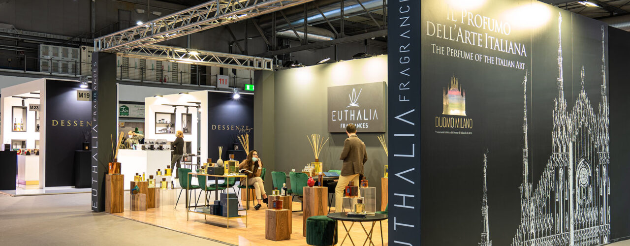 Lo stand di Euthalia Fragrances a Maison&Objet, Parigi 2022 si presenta con un design elegante e moderno. Il marchio, specializzato in profumeria d'ambiente di alta qualità, espone in uno spazio ben illuminato e organizzato.