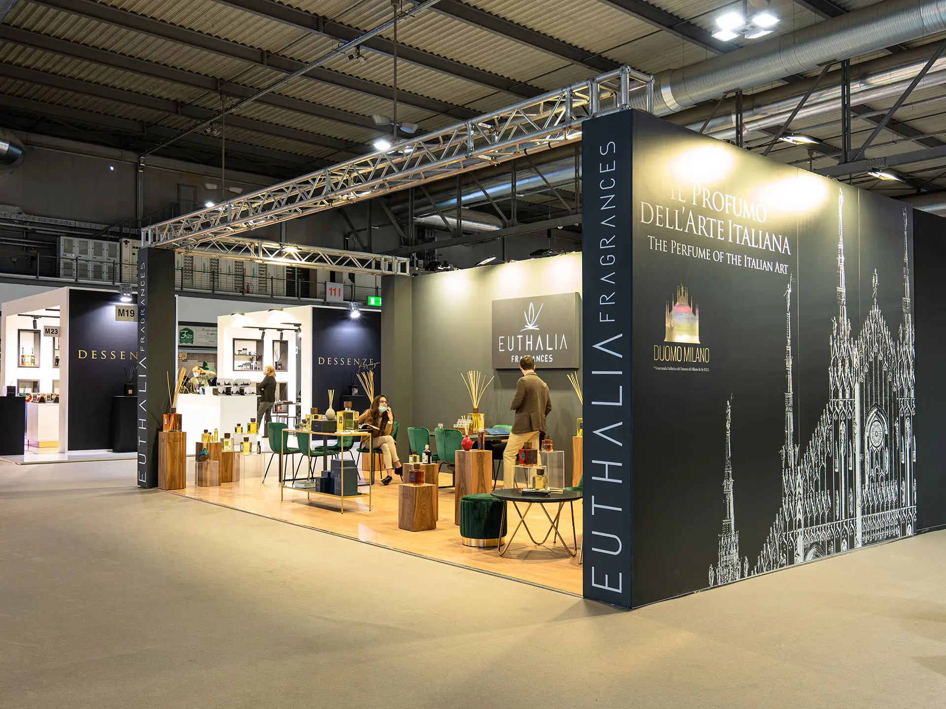 Lo stand di Euthalia Fragrances a Maison&Objet, Parigi 2022 si presenta con un design elegante e moderno. Il marchio, specializzato in profumeria d'ambiente di alta qualità, espone in uno spazio ben illuminato e organizzato.