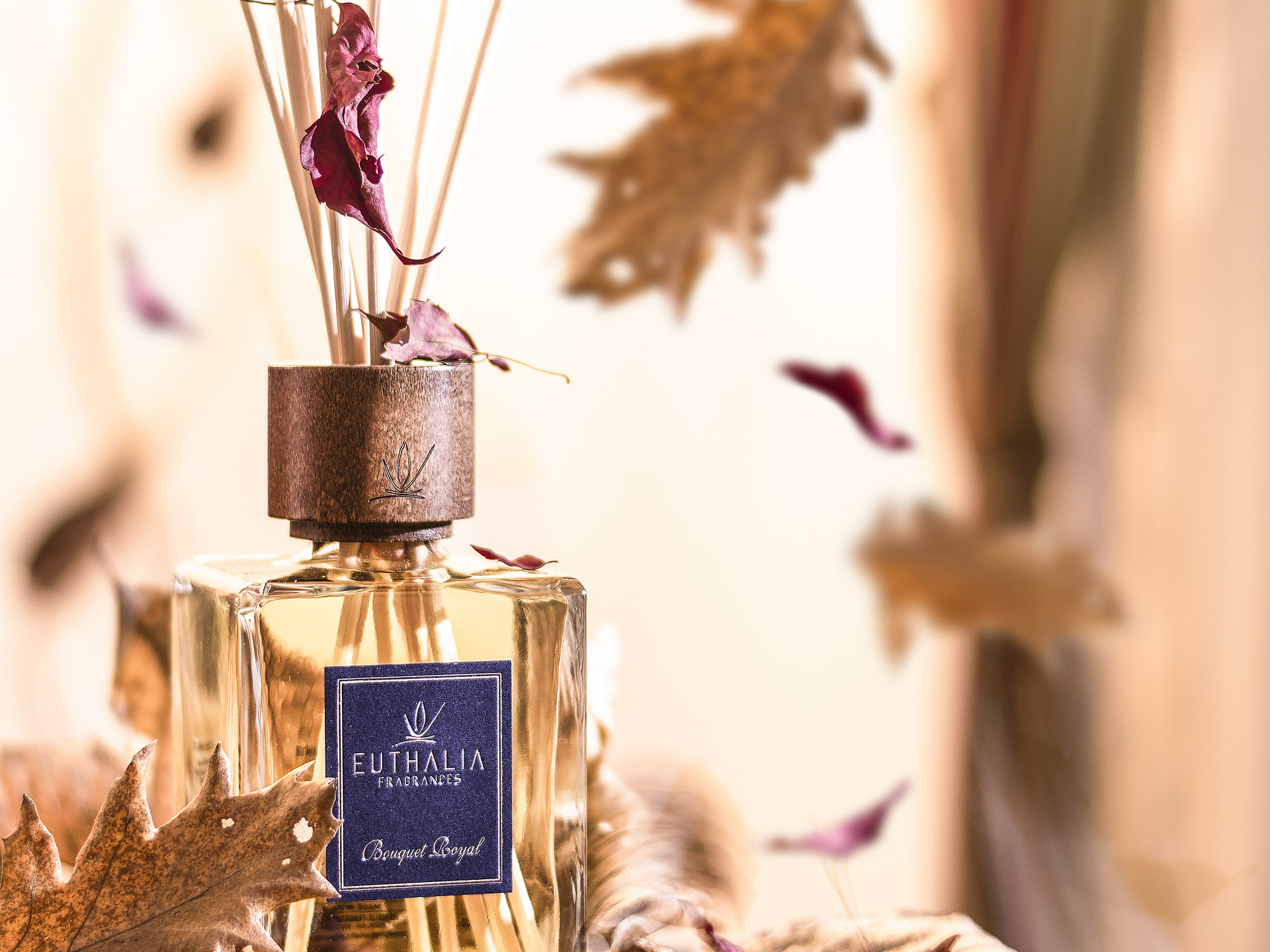 Diffusore di fragranze Euthalia Fragrances Bouquet Royal, perfetto per la stagione autunnale, con foglie secche che richiamano l'atmosfera calda e accogliente dell'autunno.