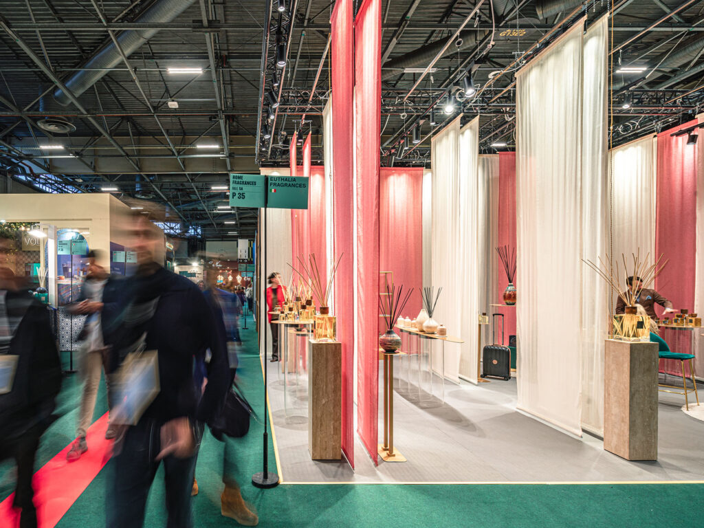 Stand di Euthalia Fragrances alla fiera internazionale Maison & Objet di gennaio, caratterizzato da un design raffinato con tende leggere, materiali pregiati e diffusori di fragranze di lusso. Un'interpretazione elegante e minimale del design per l'home fragrance.