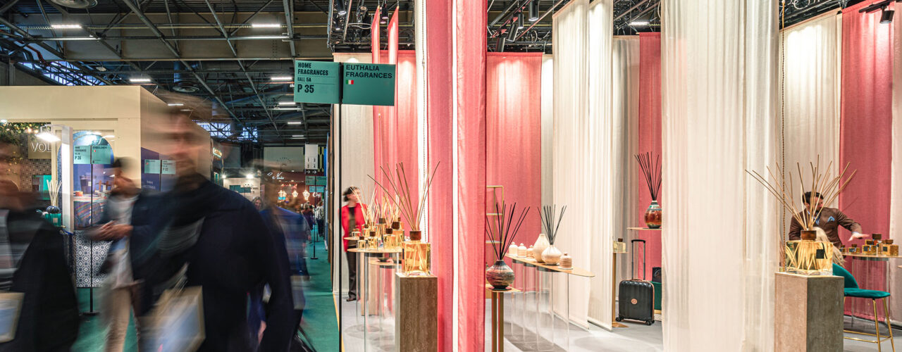 Stand di Euthalia Fragrances alla fiera internazionale Maison & Objet di gennaio, caratterizzato da un design raffinato con tende leggere, materiali pregiati e diffusori di fragranze di lusso. Un'interpretazione elegante e minimale del design per l'home fragrance.